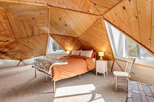 拉派恩Dome Home的木天花板的客房内的一张床位