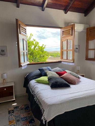 Baie MahaultKARIFUNA-II的窗户间内的一张带枕头的床