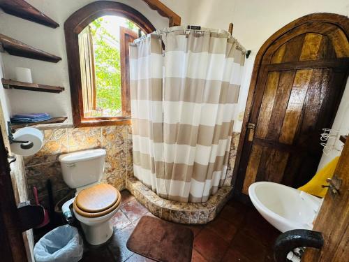 蒙特里科Casa Villa Pesca的带淋浴、卫生间和盥洗盆的浴室