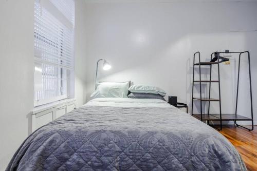 纽约Park Side Living, Get Cozy的白色的卧室,配有床和梯子