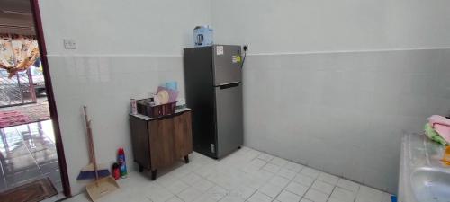 伯豪Homestay Atikah Bahau的一间位于客房角落的带冰箱的厨房