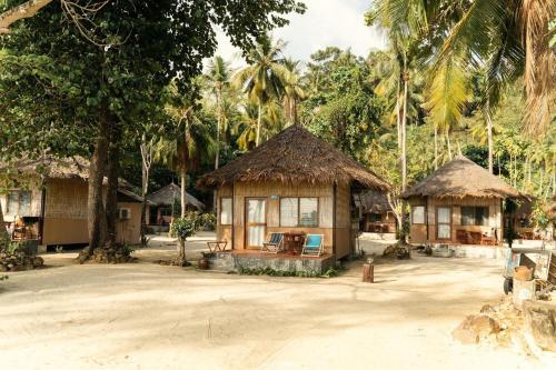 奈岛Mayalay Resort-Green Hotel的村庄里几间棕榈树小屋
