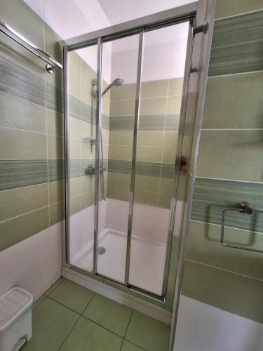 利马索尔Limassol sea view studio的浴室里设有玻璃门淋浴