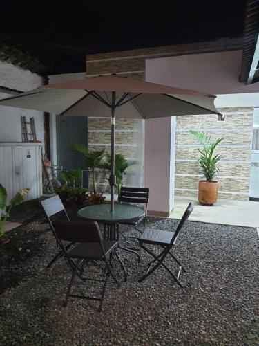 帕尔米拉Hotel Melao的庭院内桌椅和遮阳伞