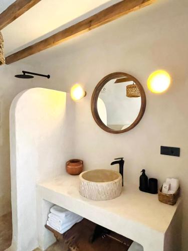 萨卡里亚No 506 Dream Dome Sapanca的一间带水槽和镜子的浴室
