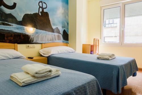 卡拉奥拉特雷莎旅馆的一间卧室配有两张带毛巾的床