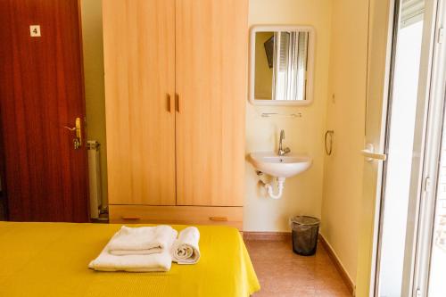 卡拉奥拉特雷莎旅馆的浴室设有黄色的床和水槽