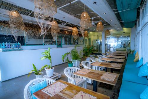 亭可马里Trinco Beach by DSK的餐厅的一排桌椅,灯光