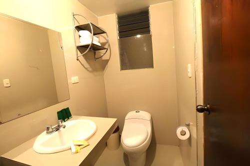 库斯科Peru Hostel Inn Plaza的浴室配有白色卫生间和盥洗盆。
