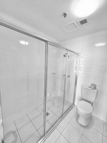 悉尼Private room with Balcony的带淋浴和卫生间的浴室