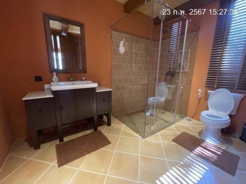 北冲Toscana Villa Khao Yai的浴室配有卫生间、盥洗盆和淋浴。
