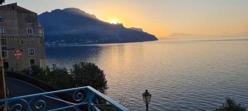 阿马尔菲Casa Gargano Ravello Amalfi Coast的享有山脉的水域景致