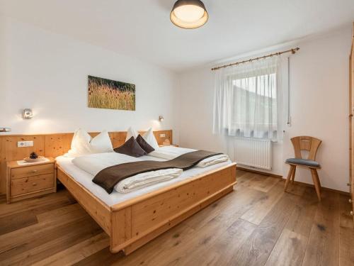 BrixenEisackblick Modern retreat的一间卧室配有一张大木床。