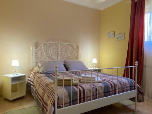 科尔瓦拉La Casa del Sole的一间卧室配有一张带金属框架的床