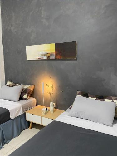 梭罗Choko Guest House的酒店客房设有两张床和一张桌子。