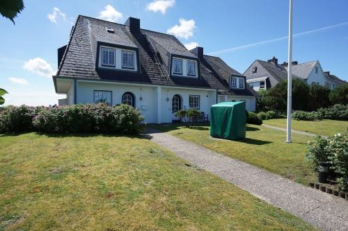 曼克玛肖Ferienwohnung für 4 Personen ca 111 qm in Munkmarsch, Nordfriesische Inseln Sylt的黑色屋顶的白色房子