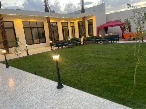 哈伊勒شاليه ضي的庭院里带草坪的房屋