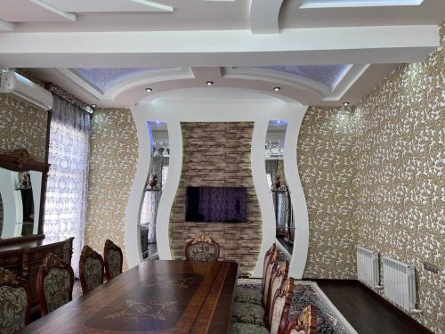 撒马尔罕Almotrudiy apartament的一间设有桌子和砖墙的用餐室