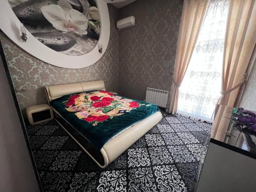 撒马尔罕Almotrudiy apartament的一间小卧室,卧室内配有一张位于带镜子的房间内的床铺