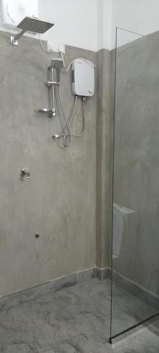 阿鲁甘湾Surf Gangs Arugambay的带淋浴的浴室(带玻璃墙)