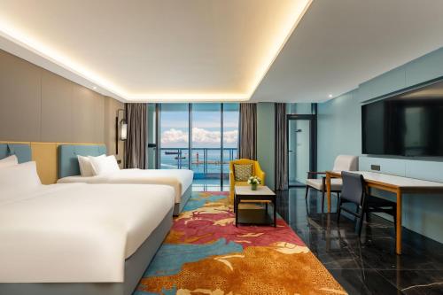 珠海珠海桂山岛智选假日酒店的酒店客房配有两张床和一张书桌