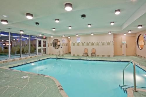 萨里东索里假日套房酒店 - 克罗弗戴尔店的游泳池位于酒店带大型游泳池的客房