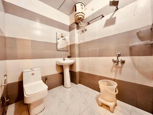 瑞诗凯诗Sandhya INN的一间带卫生间和水槽的浴室