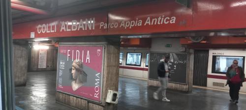 罗马Domus Appio Latino的一个人站在地铁站里