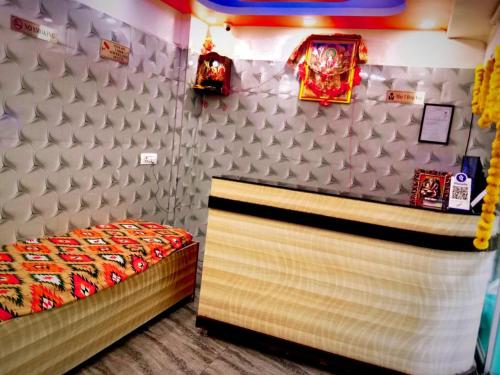兰奇Hotel Siddhivinayak的一间卧室配有一张床和白色的垫子墙