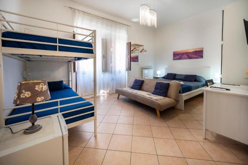 阿沃拉B&B Zanzibar - Ospitalità Siciliana的客厅配有双层床和沙发。