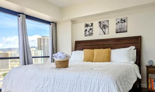 檀香山Modern 1Bdrm Oceanview with Parking的一间卧室设有一张大床和一个窗户。