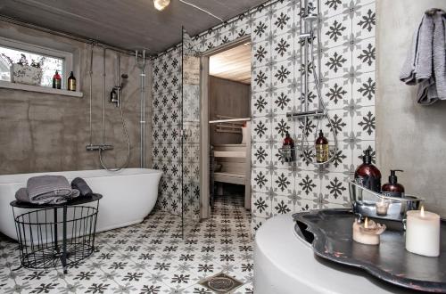 波尔沃Vivante Basement Accommodation的带浴缸、水槽和浴缸的浴室