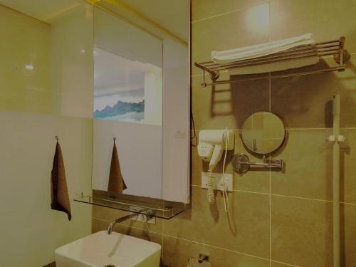 云顶高原GentingTop SunriseColdSty2R2B8Pax at GrdIonDelmn的一间带镜子和水槽的浴室