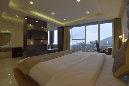 焦特布尔Gourav Lodge的一间卧室设有一张大床和大窗户