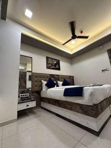 巴夫那加尔HOTEL E CLASSICO的一间卧室配有一张大床和吊扇