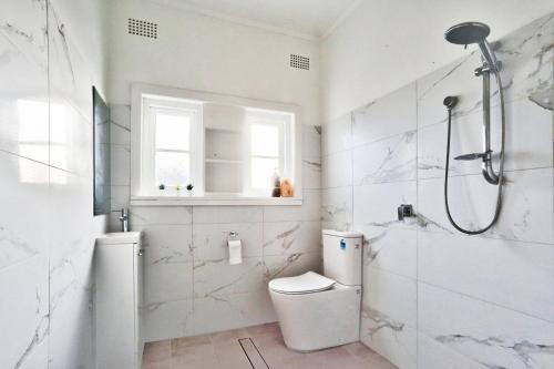 悉尼Charming 3 Bedroom on the edge of Downtown Glebe的白色的浴室设有卫生间和淋浴。