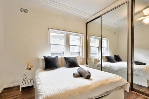 悉尼Charming 3 Bedroom on the edge of Downtown Glebe的一间卧室设有两张床和大镜子