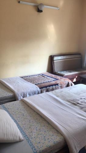 博卡拉Hotel Lumbini Resort的三个床在一间房间里排成一排