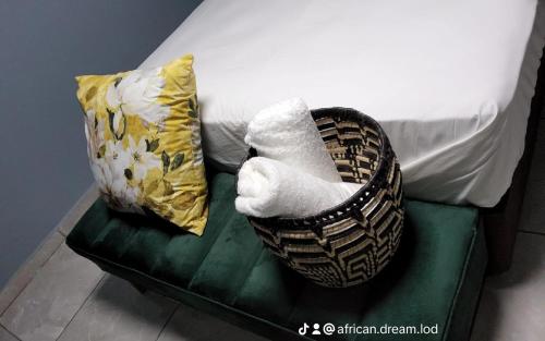 MʼBazwaneAFRICAN DREAM LODGE MBAZWANA的一张带篮子的床和两个枕头