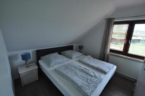 LütowFerienwohnung für 2 Personen ca 45 qm in Lütow, Ostseeküste Deutschland Usedom的一间卧室配有一张带两个枕头的床