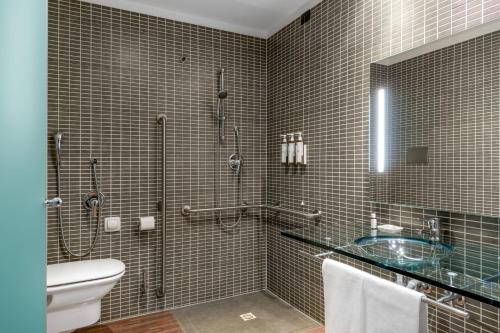 维琴察维琴察万豪AC酒店的带淋浴、卫生间和盥洗盆的浴室