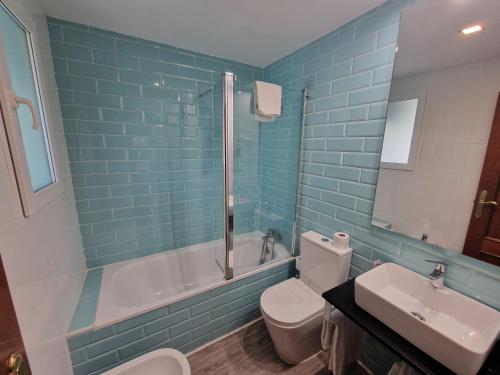 皮诺斯赫尼尔杜求斯酒店的浴室配有卫生间、浴缸和水槽。