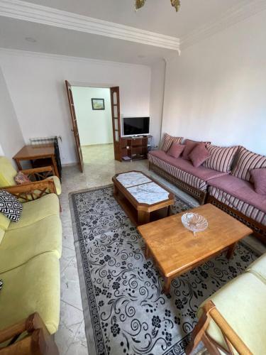 Mostaganembel appart mosta的客厅配有两张沙发和一张咖啡桌