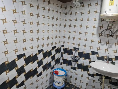 穆索里Cascade Resort And Cottages的一间带水槽和白色瓷砖墙的浴室