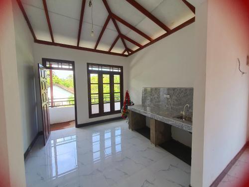 安帕赖Sky homestay的厨房配有石台面和窗户。