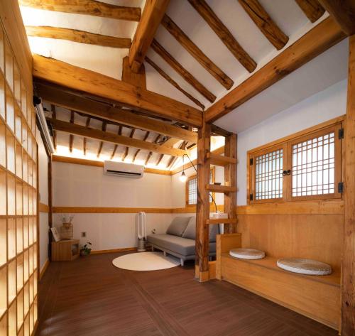 首尔Luxury hanok with private bathtub - SW02的一间带双层床的卧室,位于带木制天花板的客房内。