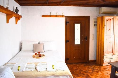 KalíviaKastro's View的一间卧室配有一张桌子和一张床铺