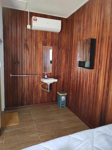 巴佐Chalet Bonjour的一间带水槽和木墙的浴室