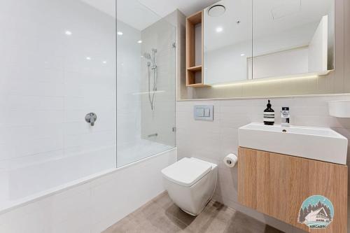 悉尼Aircabin｜Wentworth Point｜Stylish Comfy｜2 Beds Apt的浴室配有卫生间、盥洗盆和淋浴。