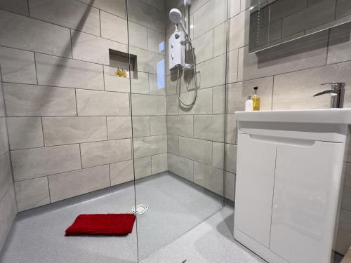 滨海韦斯顿The Kyrenia的带淋浴和红色毛巾的浴室